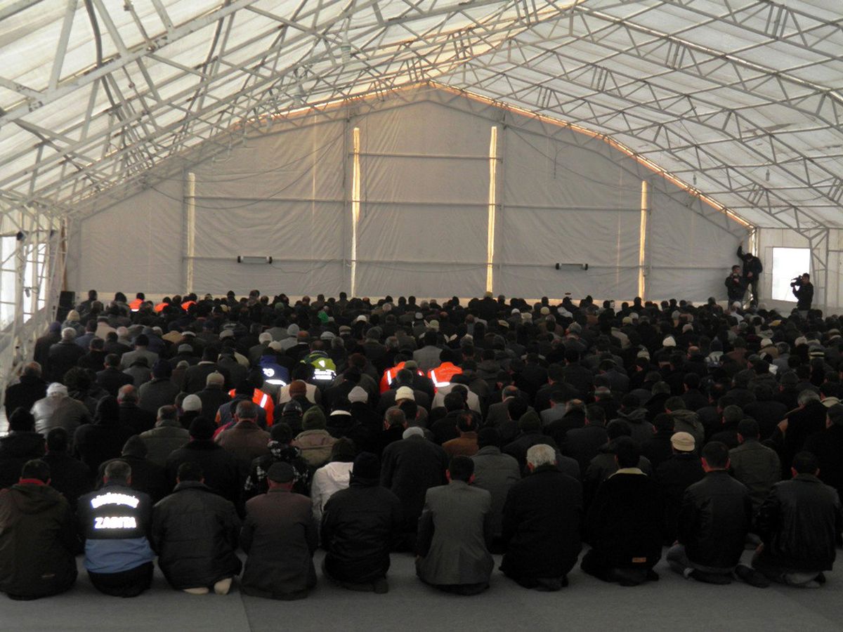 Erciş\'te Hasarlı Camiler Onarılmayı Bekliyor