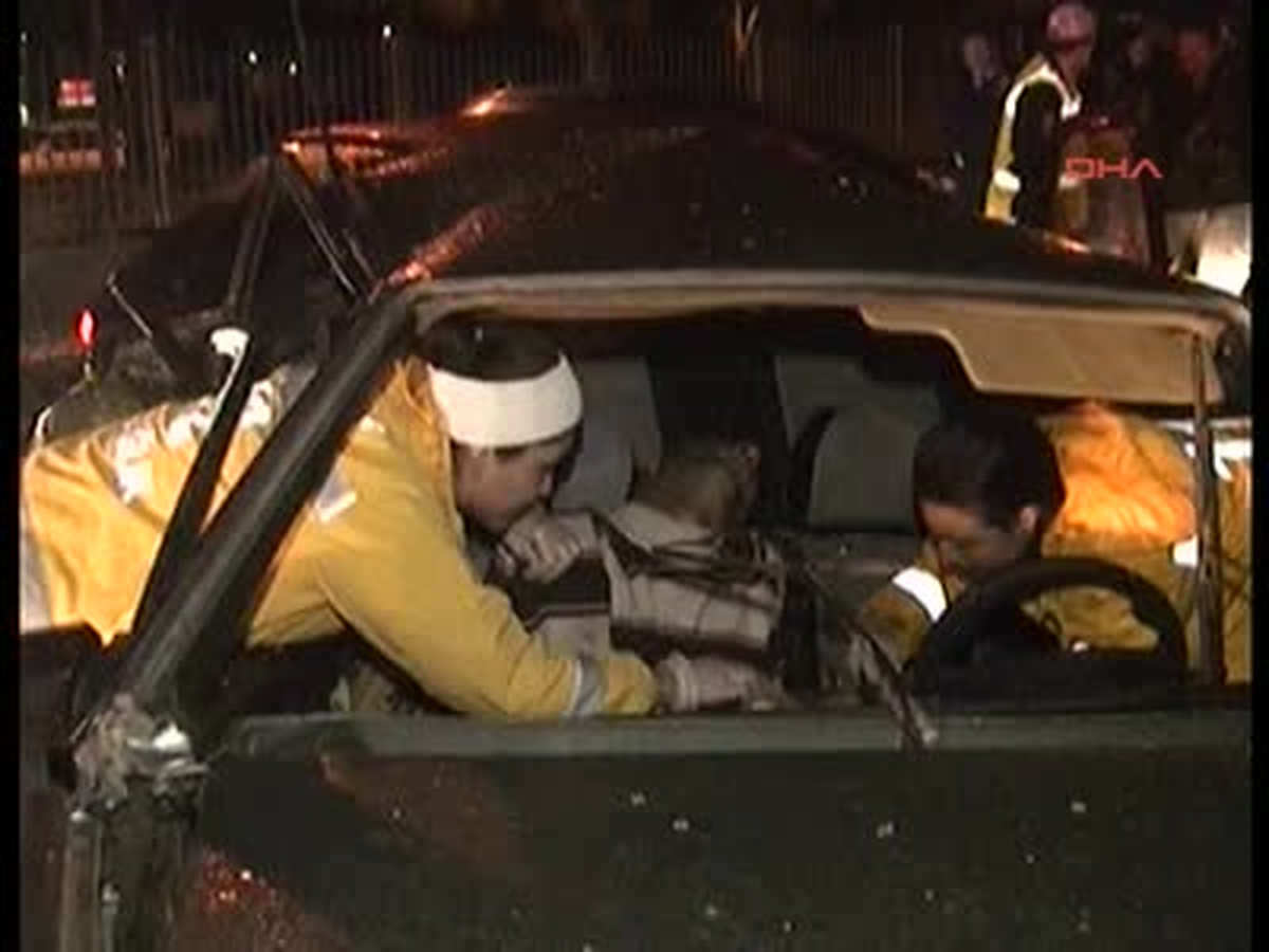 İzmir\'de Zincirleme Trafik Kazası: 3 Yaralı