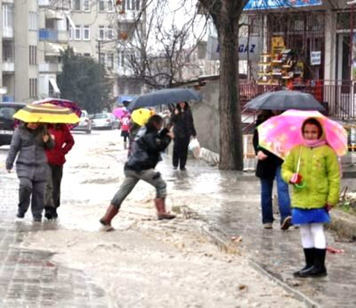 İzmir ve Çevresine Kuvvetli Yağış Uyarısı