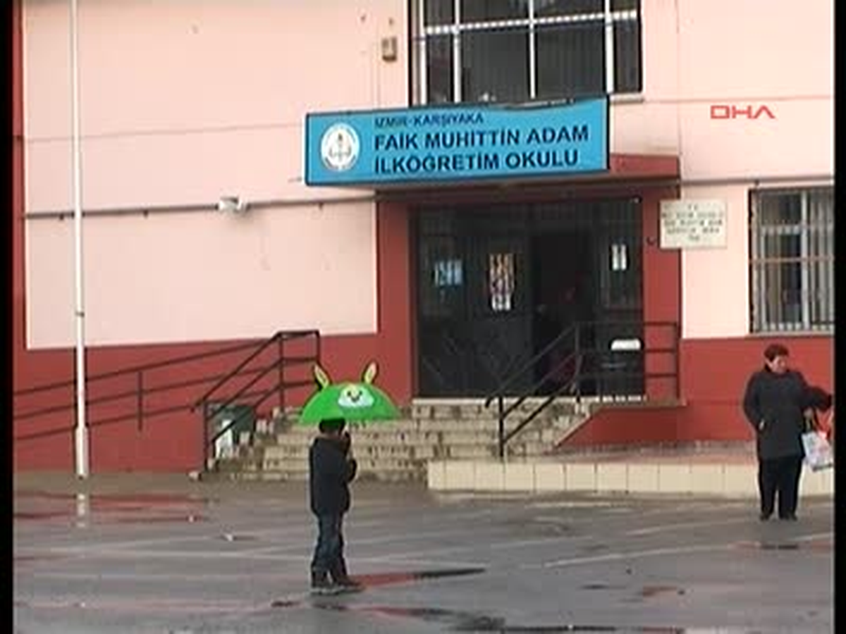300 Öğrenci Soğukta Eğitim Yapıyor