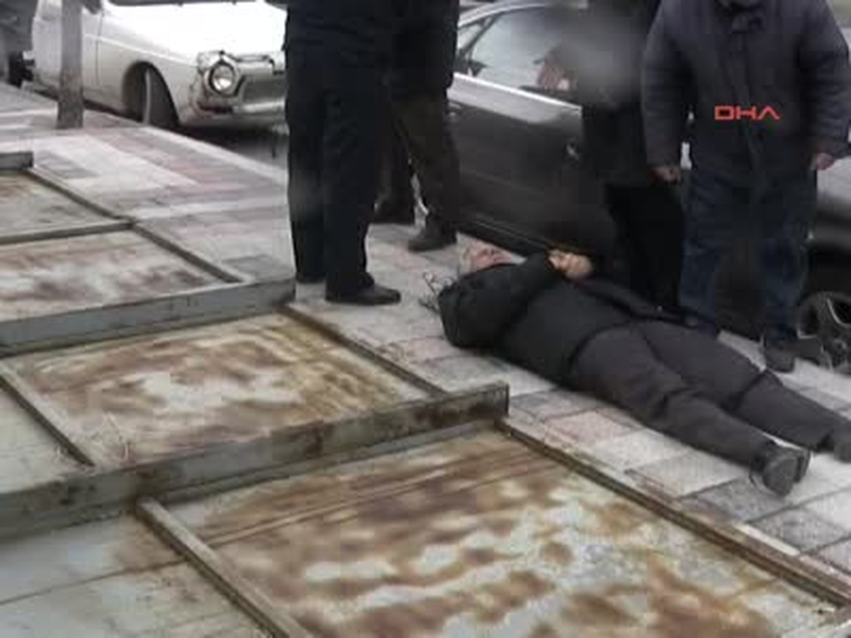 Lodos Akşehir\'de Okulların Çatısını Uçurdu
