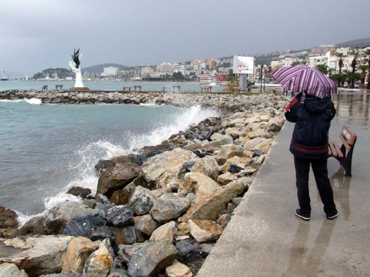 Kuşadası Lodosu Ucuz Atlattı
