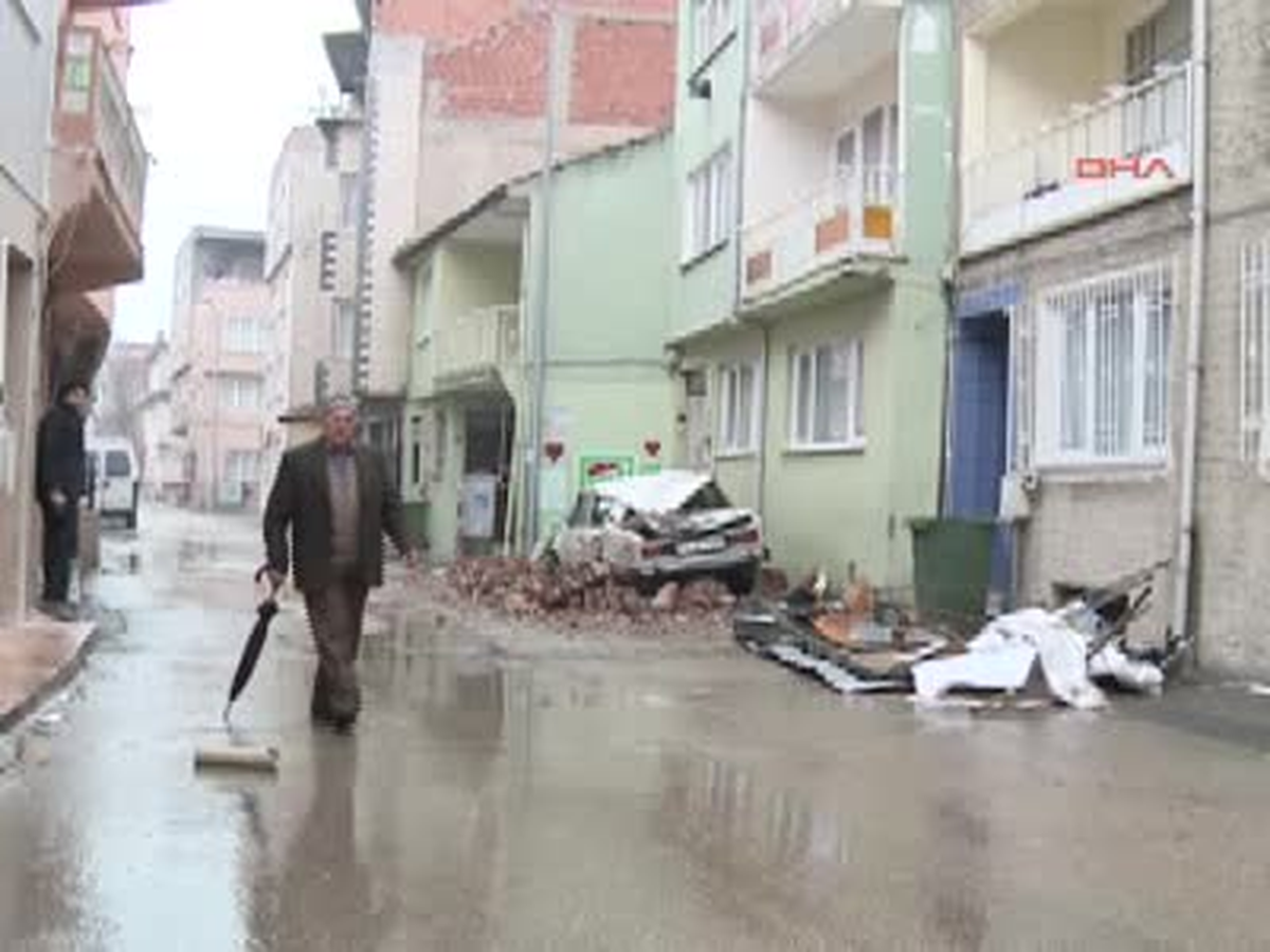 Lodos Evlerin Çatılarını Uçurdu
