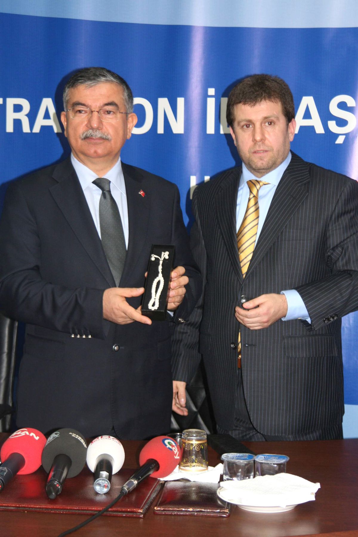 Milli Savunma Bakanı İsmet Yılmaz\'dan Trabzon AK Parti İl Başkanlığı\'nı Ziyaret