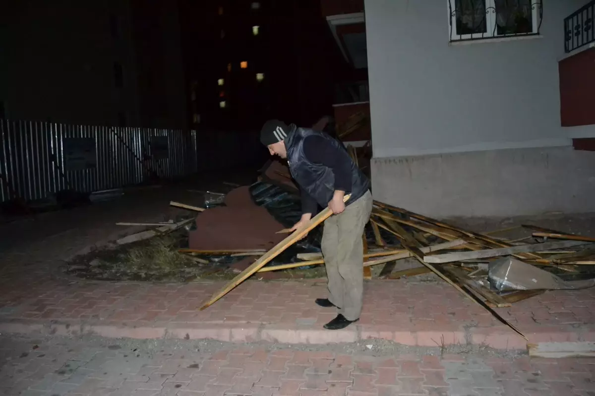 Şiddetli Rüzgar Çatı Uçurdu