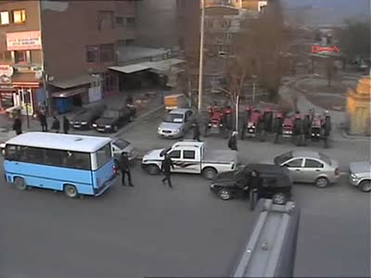 Silahlı ve Sopalı Kavga Güvenlik Kamerasına Yansıdı