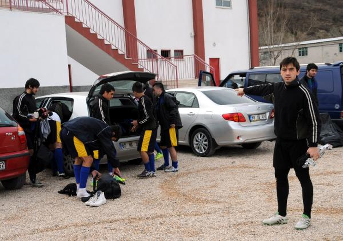Futbolcu ve Hakemler Dışarıda Soyundu