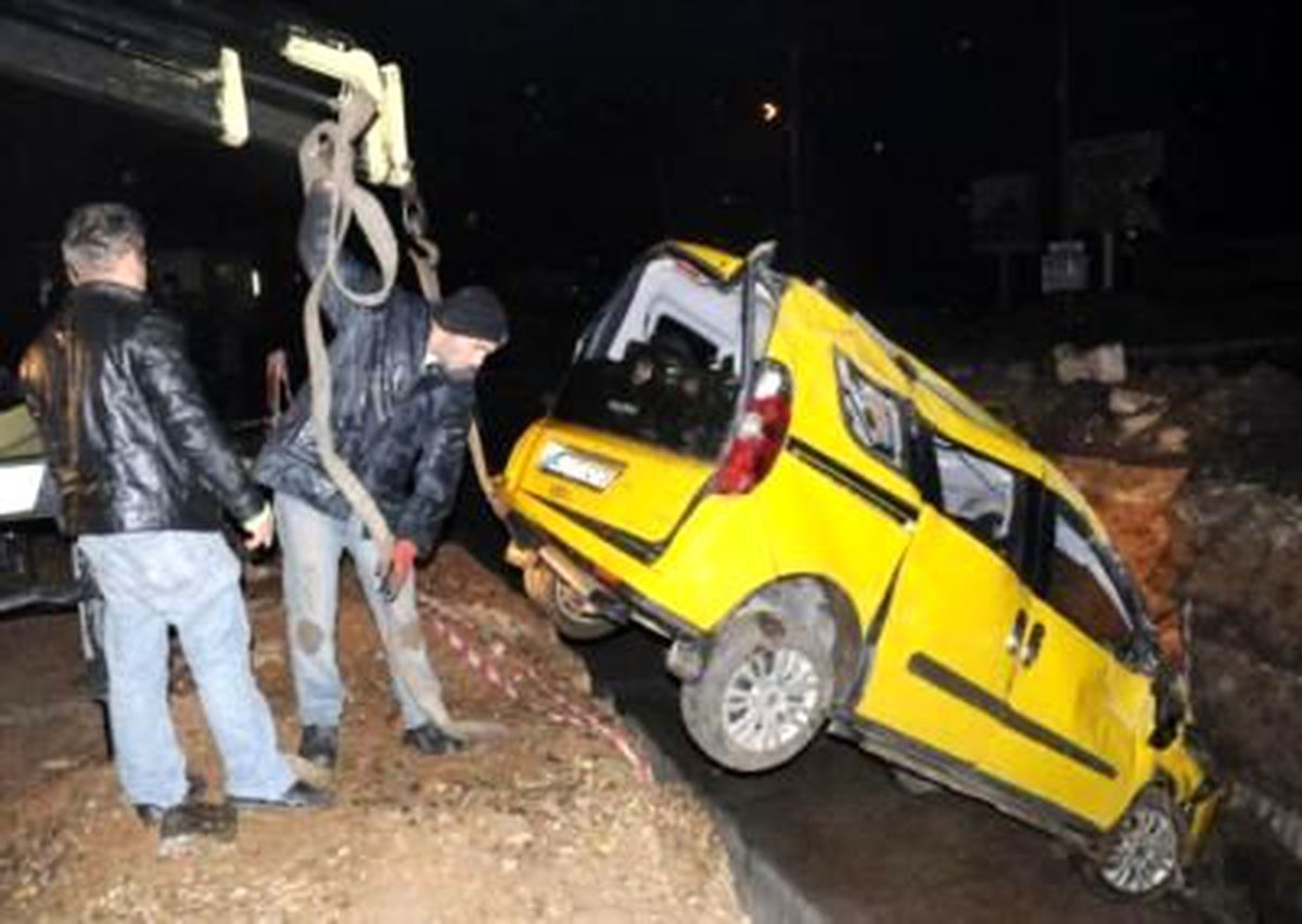 Taksi Drenaj Kanalına Uçtu: 4 Yaralı