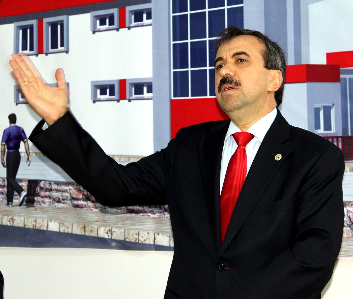 Tekin, Kapalı Spor Salonunu Tanıttı