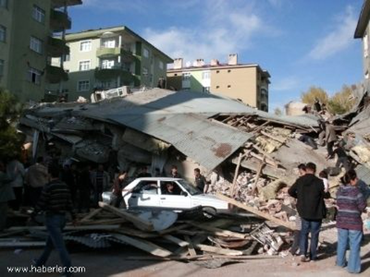 Van Depremi Masaya Yatırılıyor