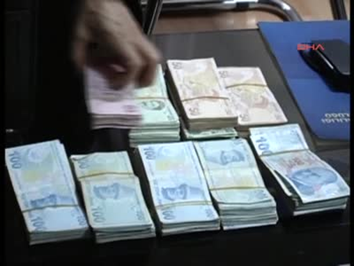 Yolda Bulduğu Para Dolu Çantayı Sahibine Teslim Etti