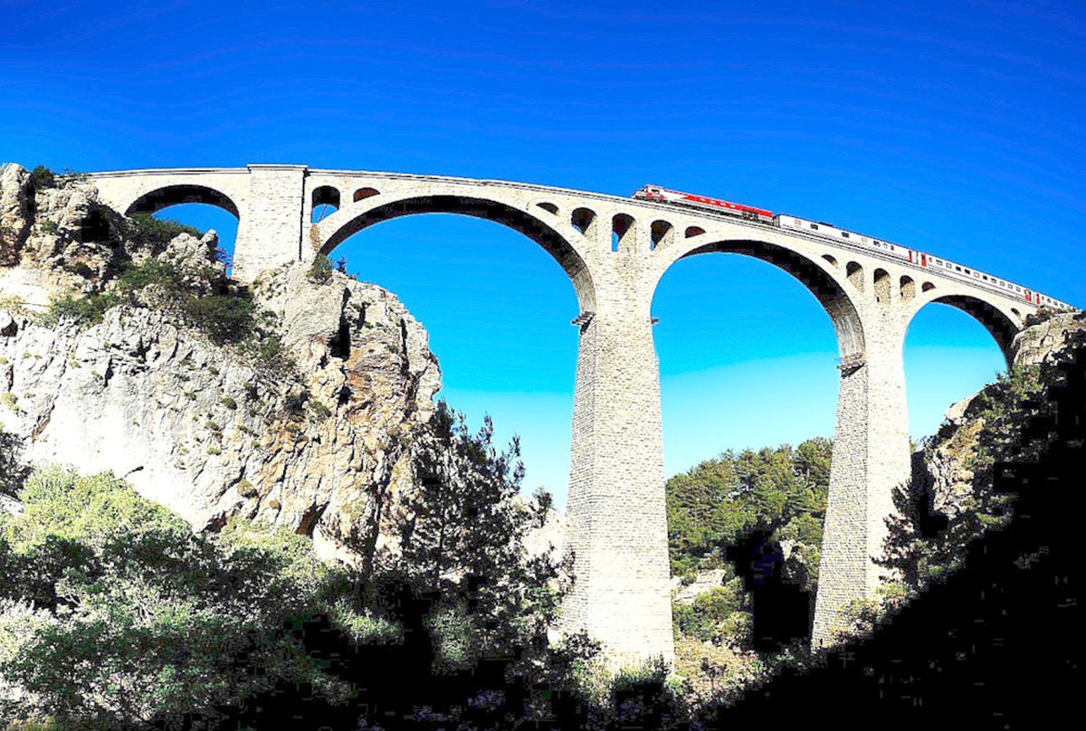 Adana '007 James Bond'A Plato Oluyor