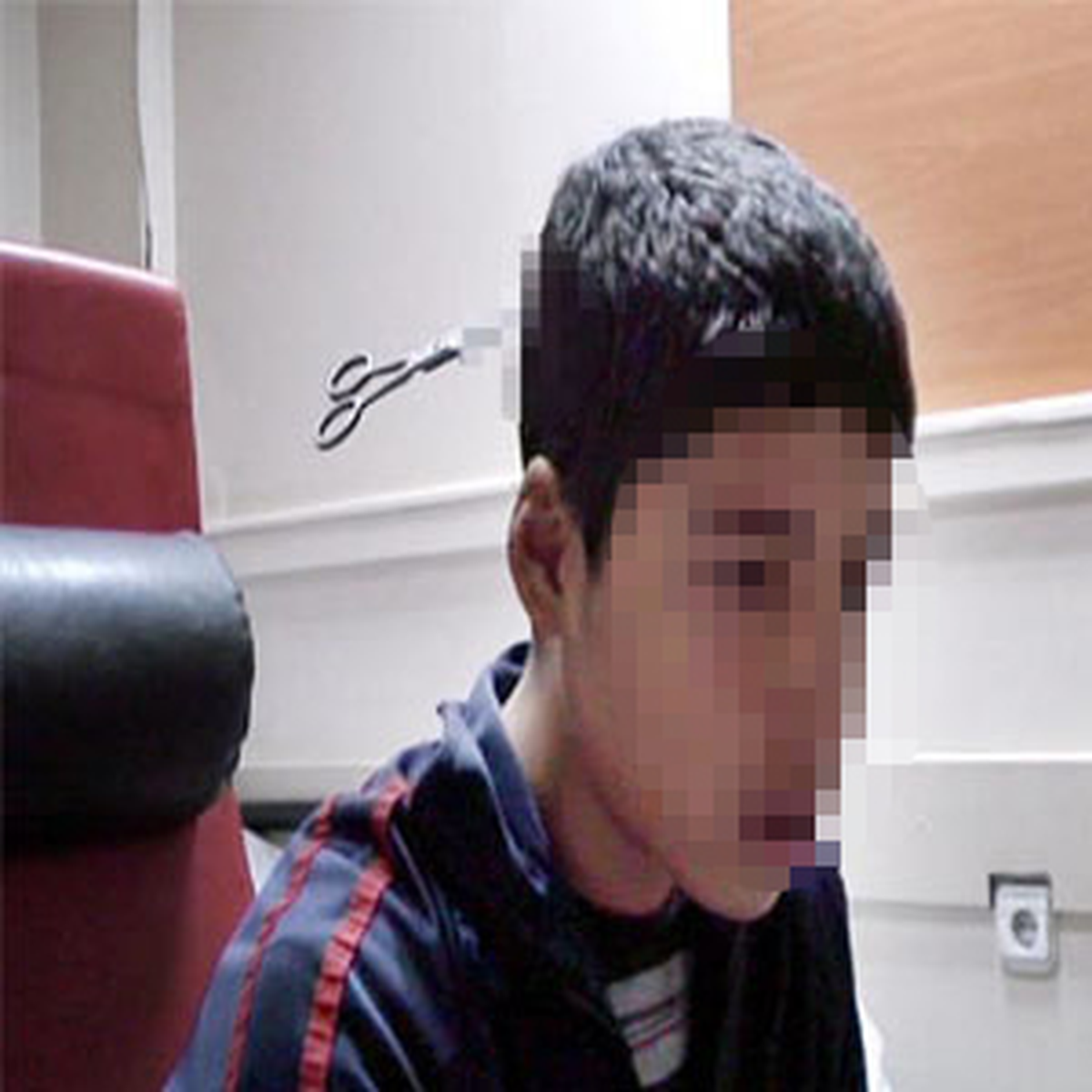 Başına Makas Saplandı