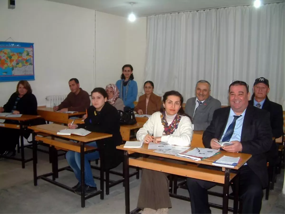 Burhaniye\'de Açılan İngilizce Kurslarına Daire Müdürleri de Katıldı