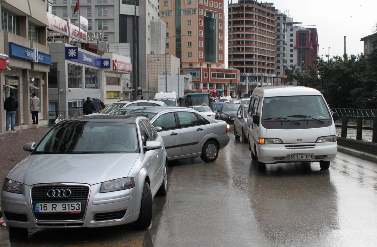 Cadde Üzerlerindeki Otoparklar Trafiği Kilitliyor