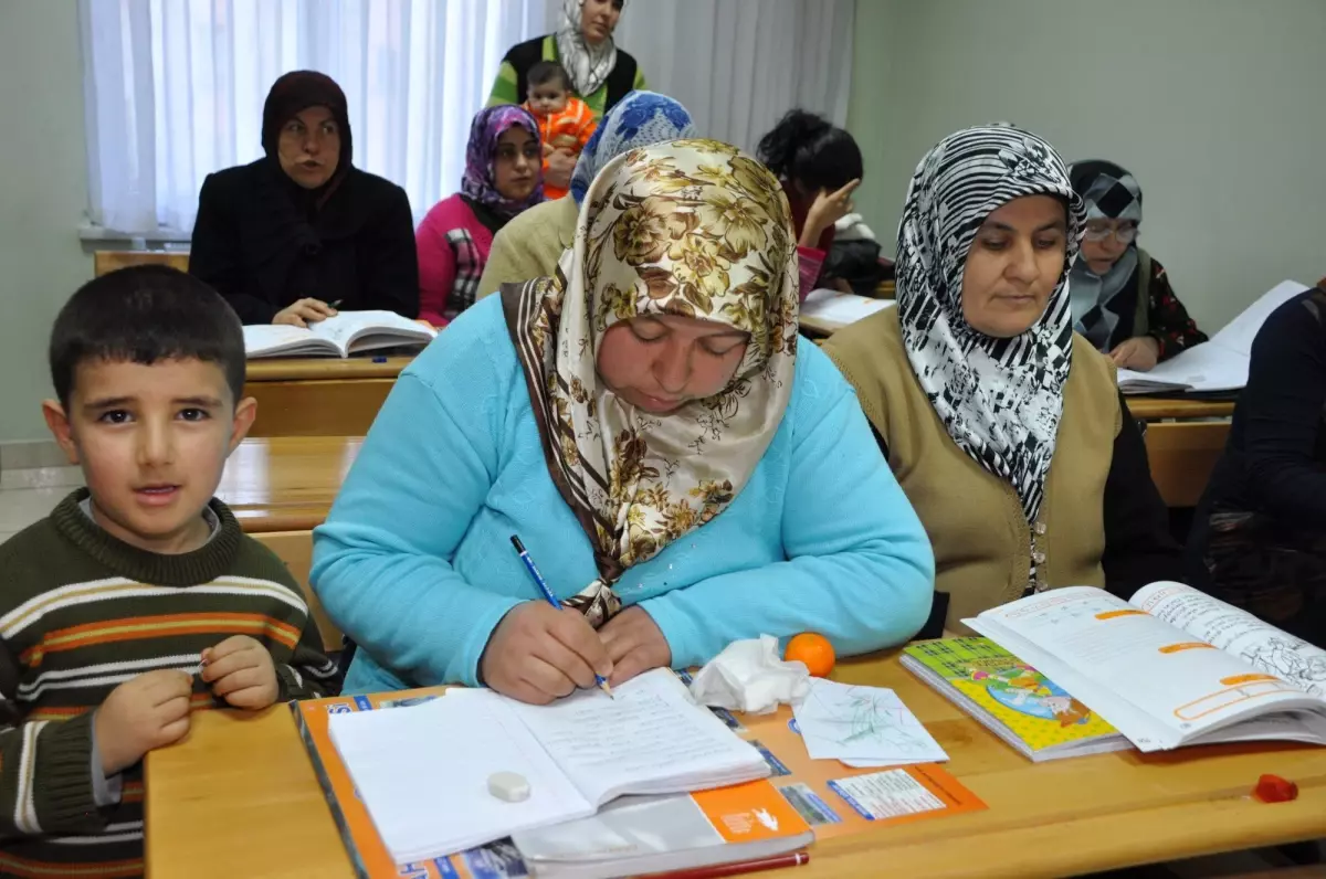 Çocuklarıyla Birlikte Okuma Yazma Öğreniyorlar