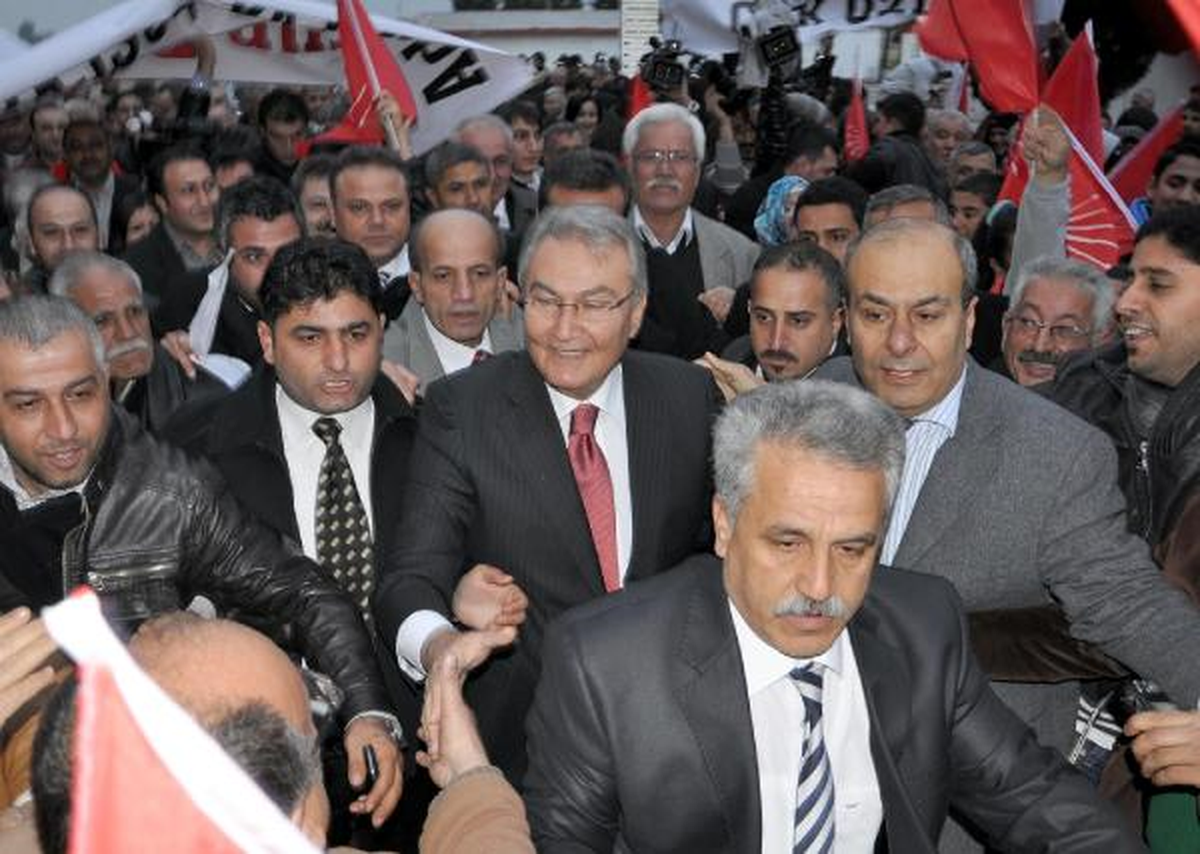 Deniz Baykal, Adana\'da Çiçeklerle Karşılandı
