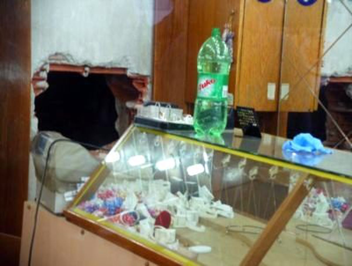 Duvarı Delerek Kuyumcuyu Soydular