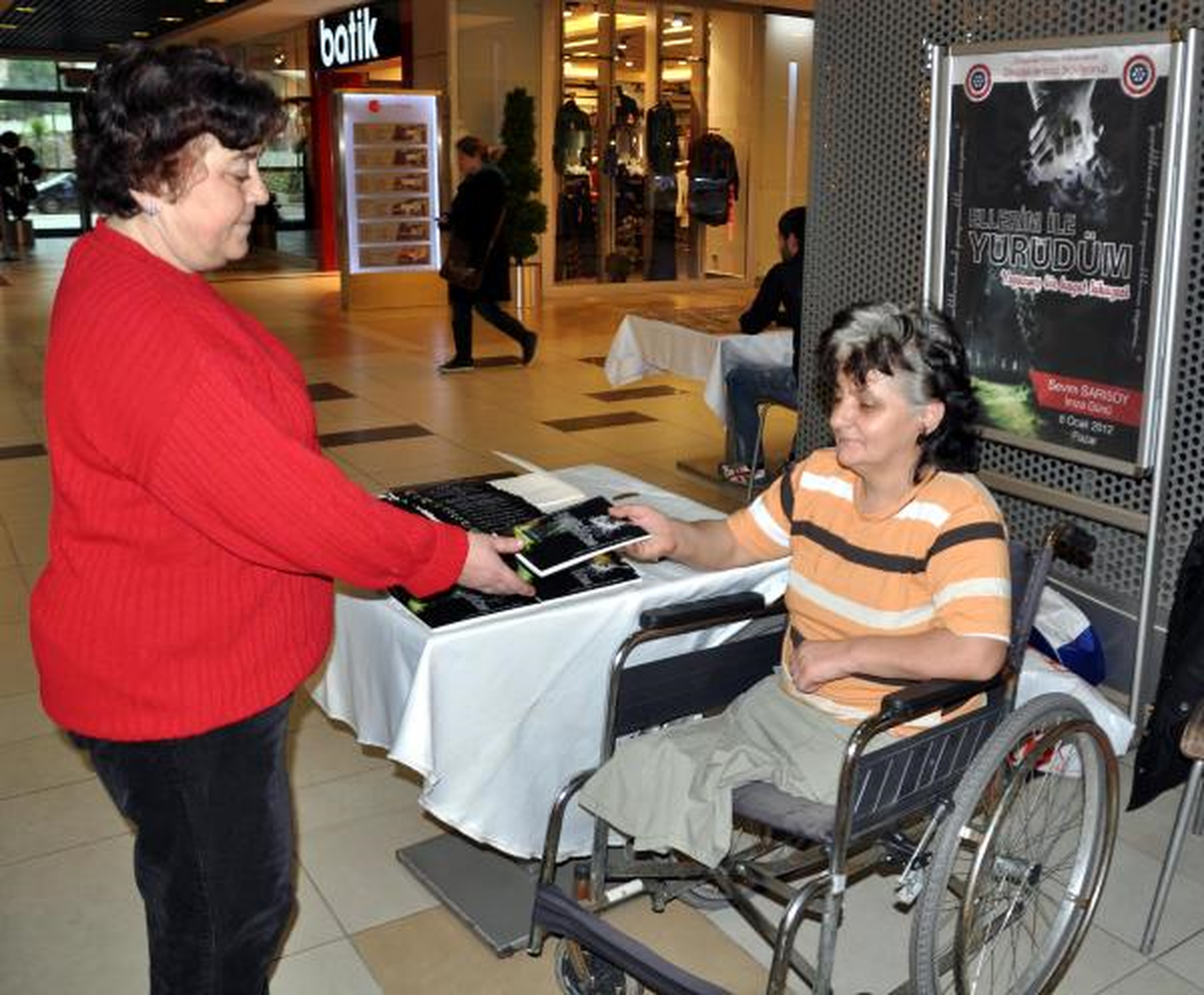 Ellerinin Üzerinde Geçen Hayatını Kitaplaştırdı