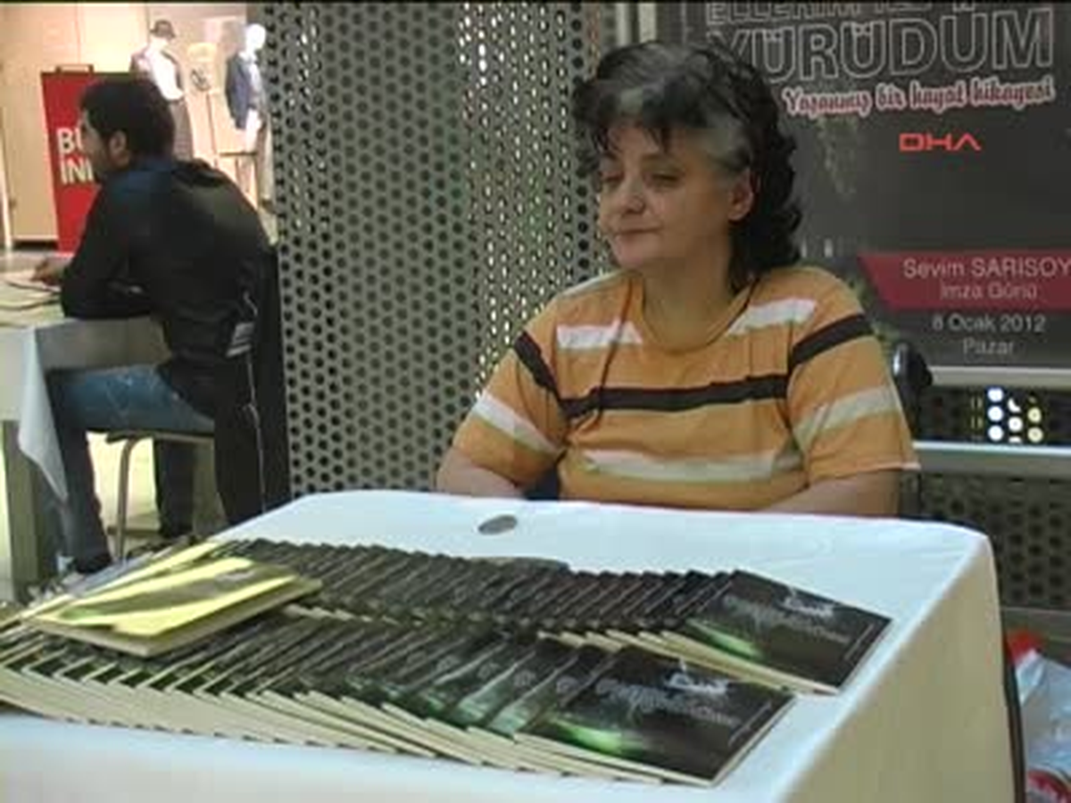 Ellerinin Üzerinde Geçen Hayatını Kitaplaştırdı