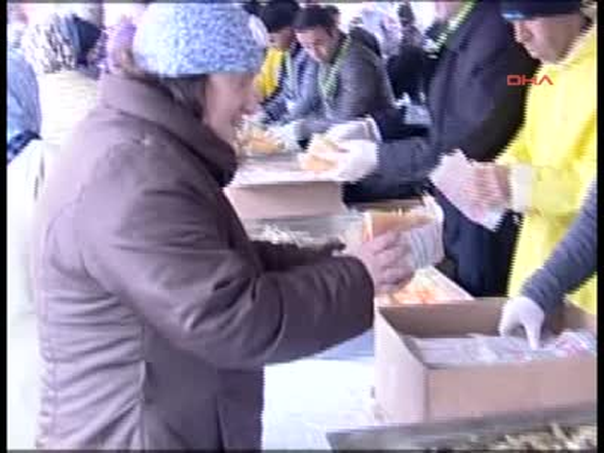 Esenler'de 15 Bin Kişiye Ekmek Arası Hamsi Dağıtıldı