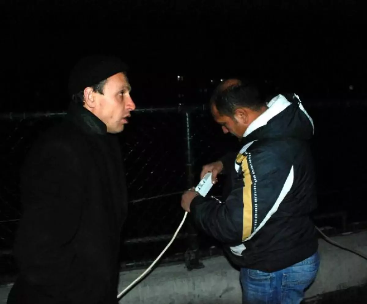 Futbolcular Karanlık Statta Antrenman Yapıyor