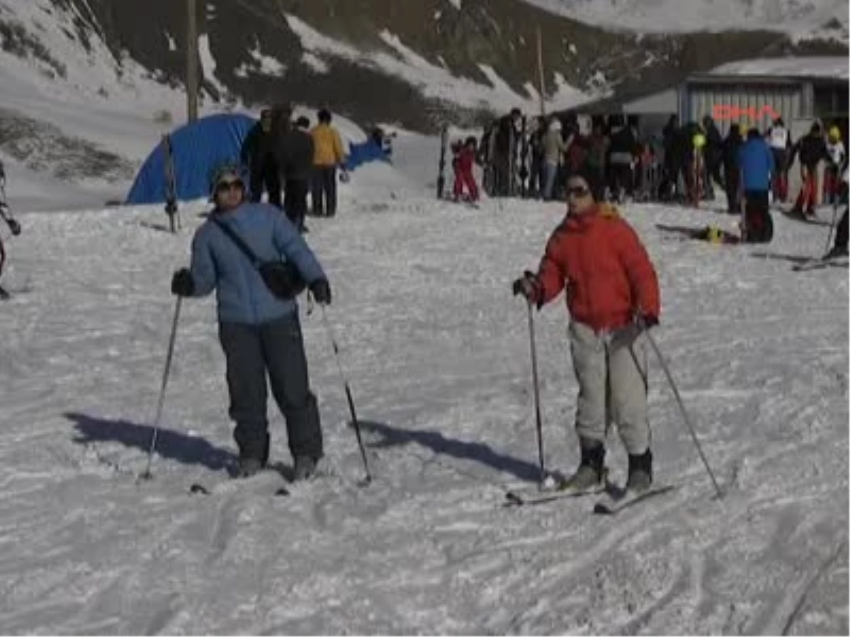 Hakkari\'nin 2 Bin 600 Rakımlı Merga Bütan Yaylası\'nda Kayak Festivali