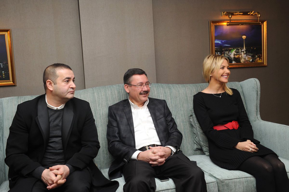 Melih Gökçek Twıtter'a Girişinin 1. Yılını Sanatçılarla Kutladı