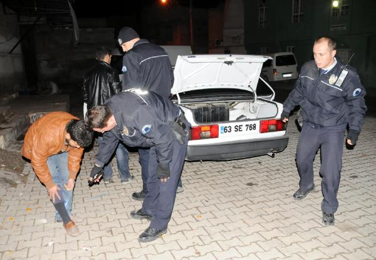 Polisleri Görünce Kaçan Sürücüde Esrar Bulundu