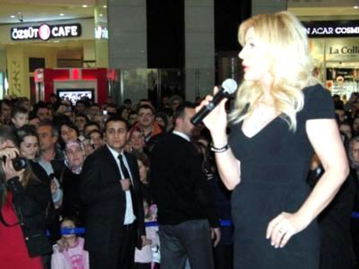 Seda Sayan'ın İmza Gününde İzdiham