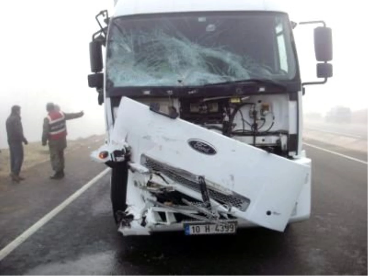 Servis Minibüsü Kamyonla Çarpıştı: 4 Ölü