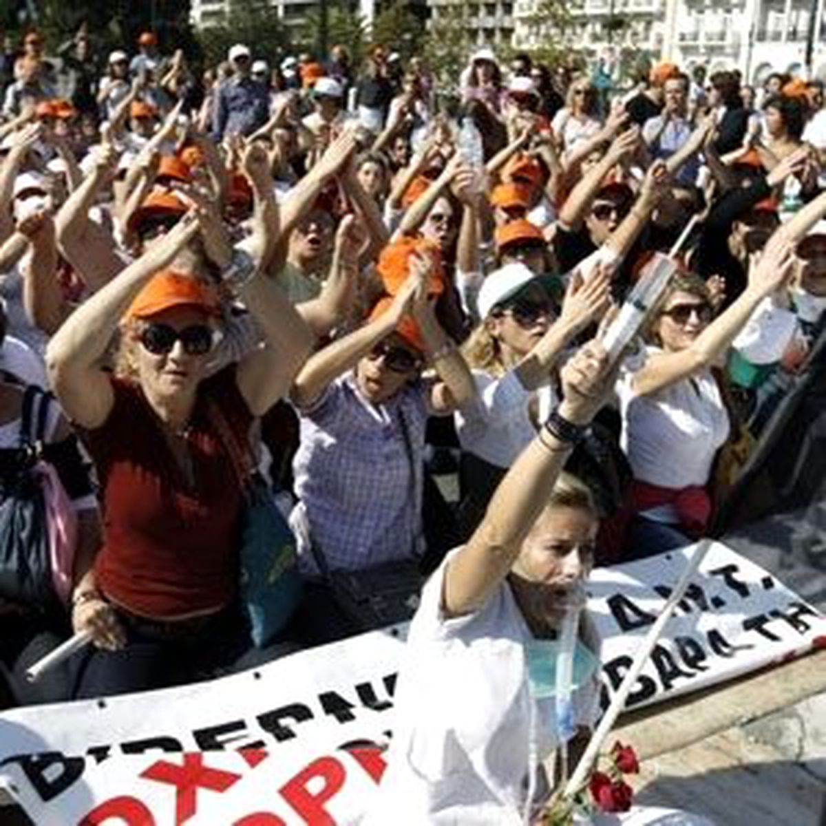 Yunanistan\'da Doktorlar Yeniden Greve Gidiyor