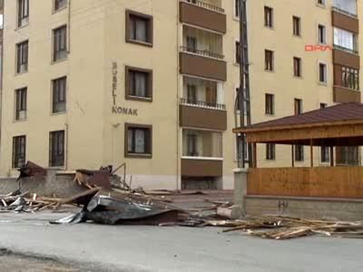 Akşehir\'de Şiddetli Lodos Çatıları Uçurdu