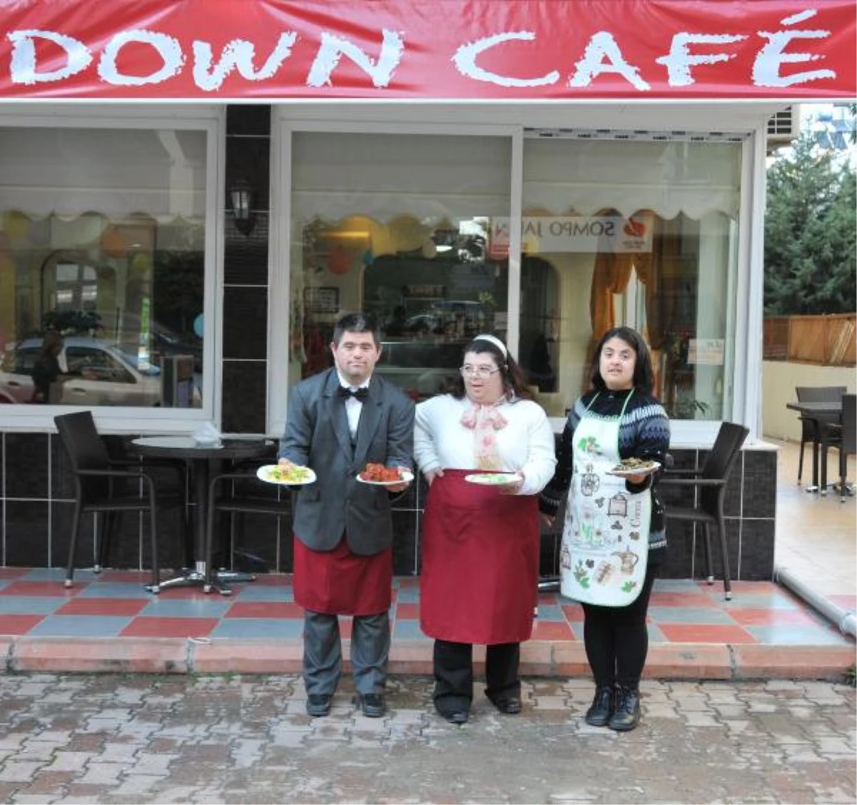 Down Sendromlu Gençler Down Kafe\'de Hayata Sarıldı