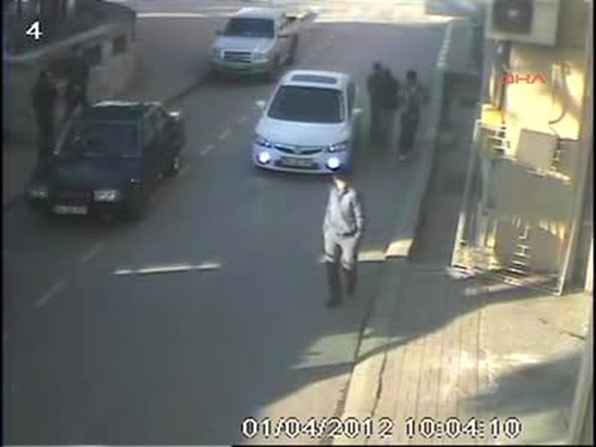 Gençlerin Üzerine Otomobil Süren Öfkeli Şoför Güvenlik Kameralarına Yakalandı!