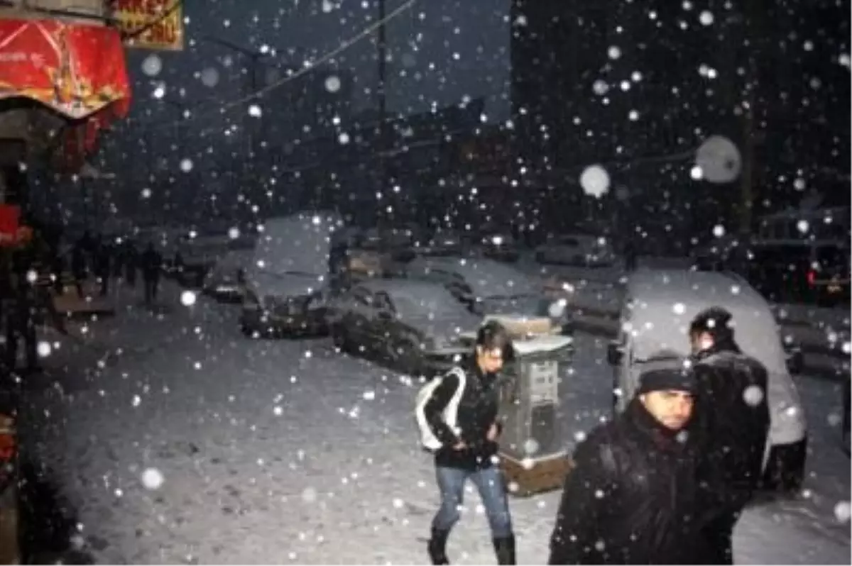 Hakkari\'de 130 Köy ile 375 Mezra Yolu Ulaşıma Kapandı