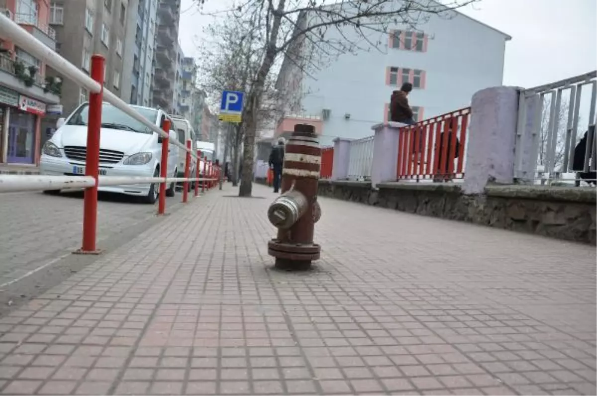 Kızı Yangın Vanasına Takılıp Düşen Baba Belediyeden Şikayetçi Oldu