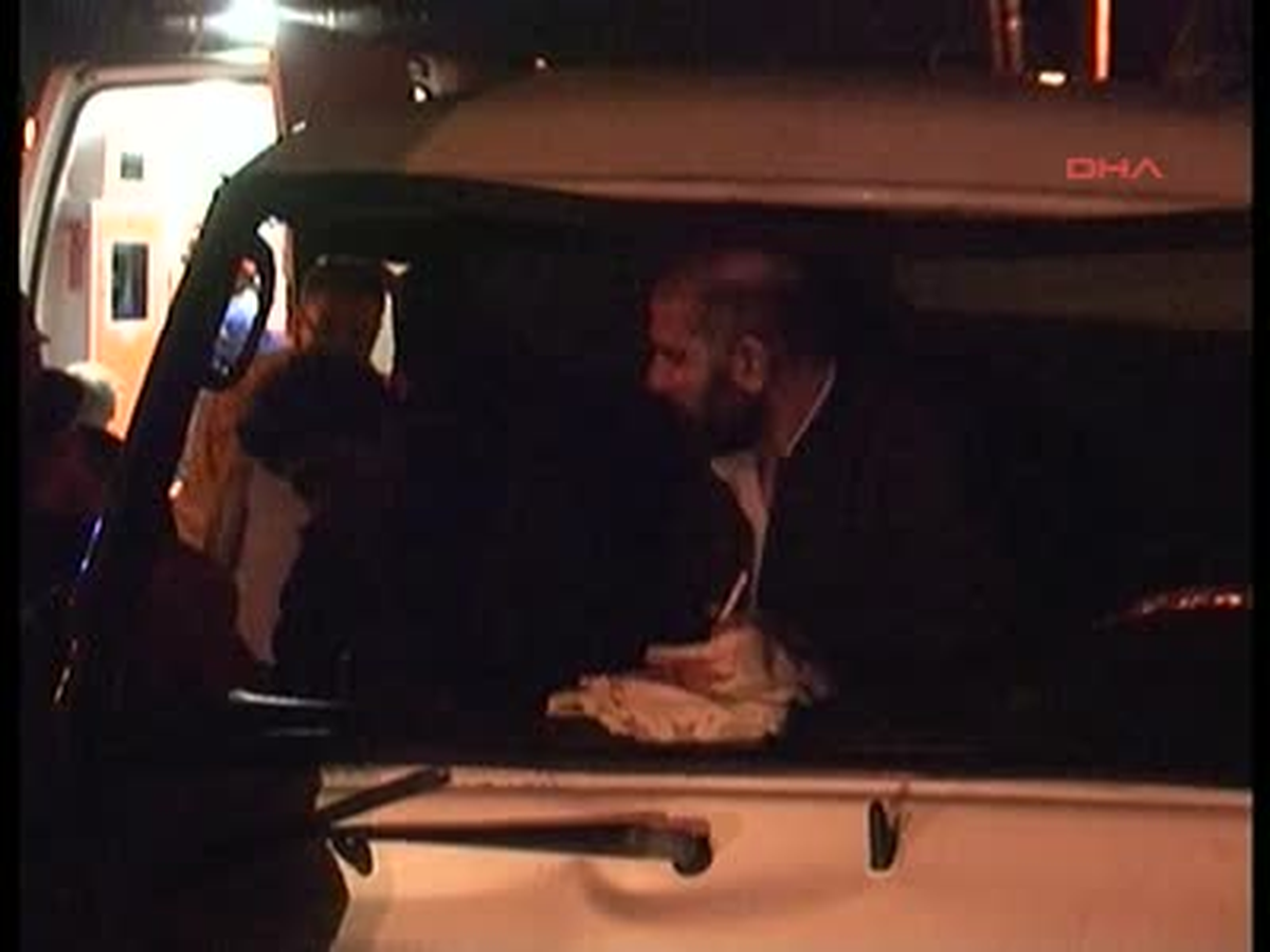 İzmir'de Minibüs Ağaca Çarptı