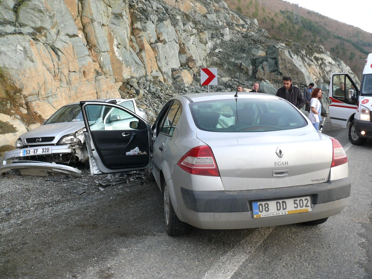 Artvin\'de Trafik Kazası: 4 Yaralı