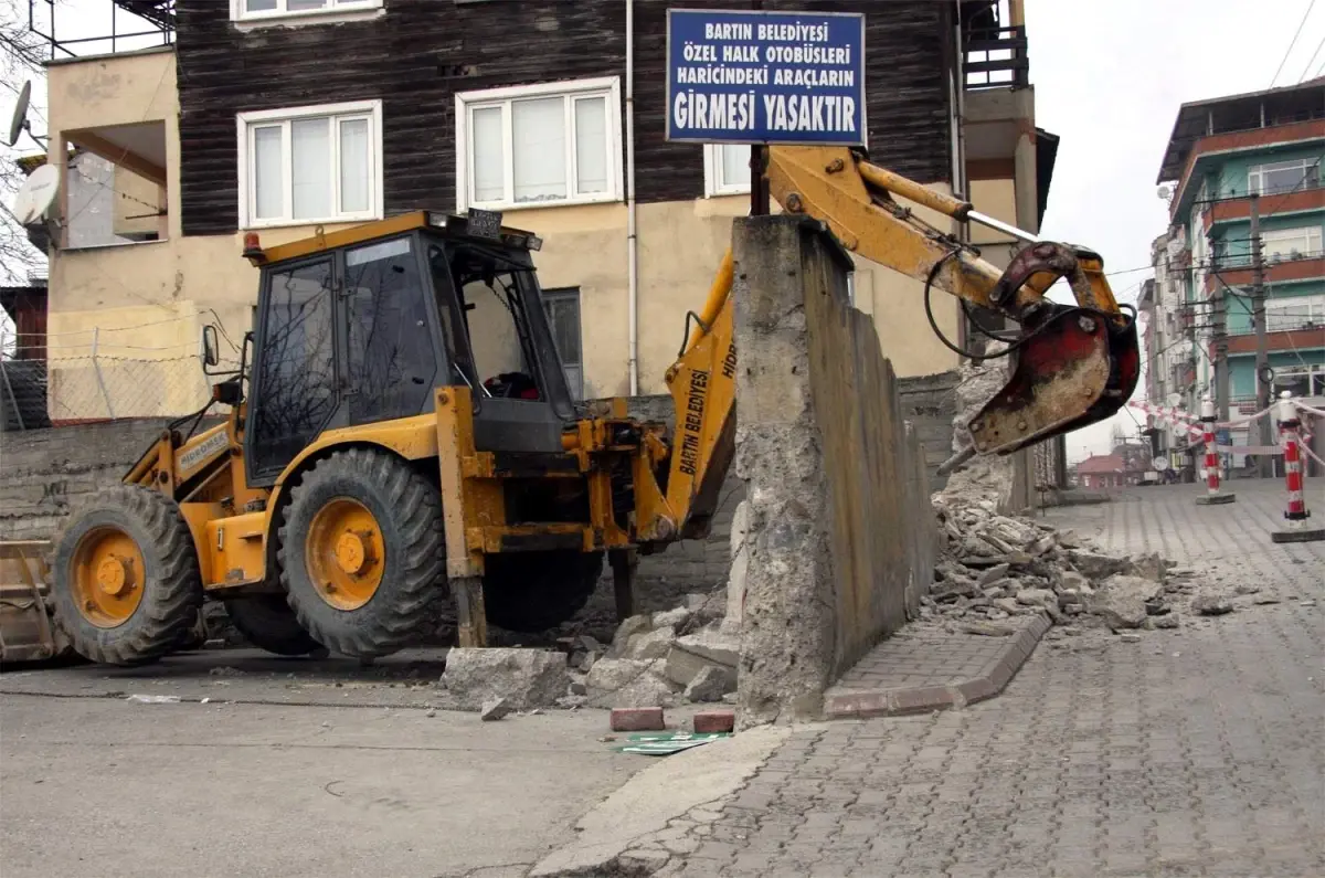 Görüşü Kapatan Duvar Yıkıldı