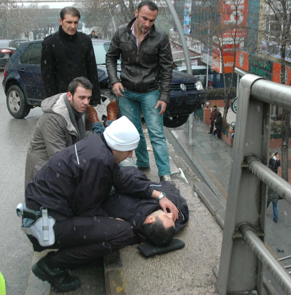 Otomobilin Çarptığı Korkuluk Yayanın Kafasına Düştü