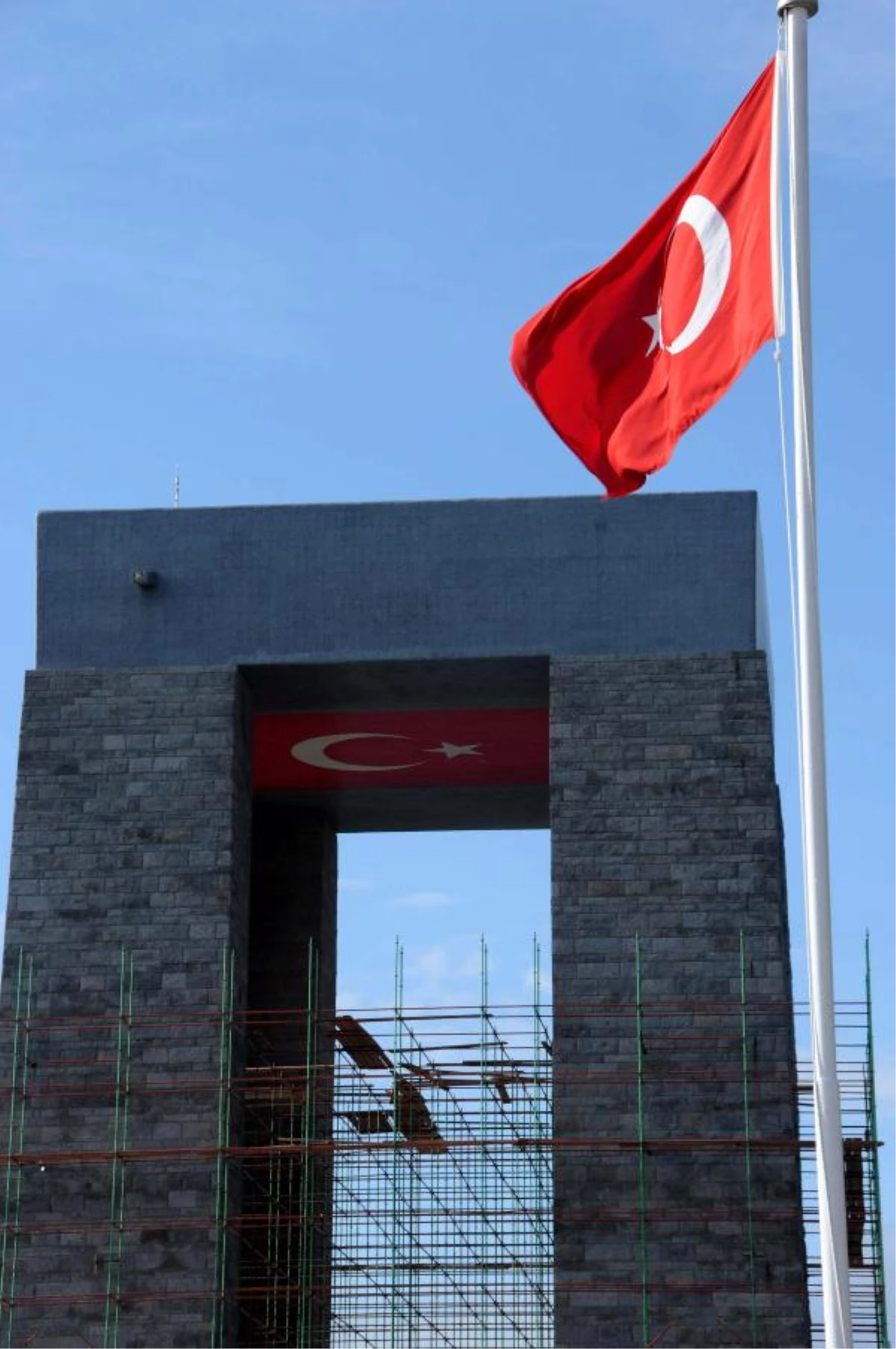 Şehitler Abidesi\'ne Yeni Türk Bayrağı