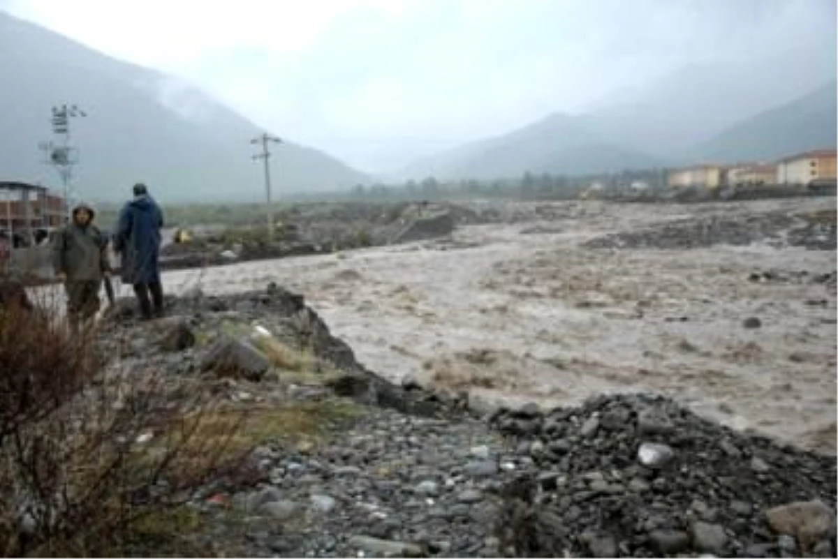 Simav\'da Şiddetli Yağış Köprü Yıktı