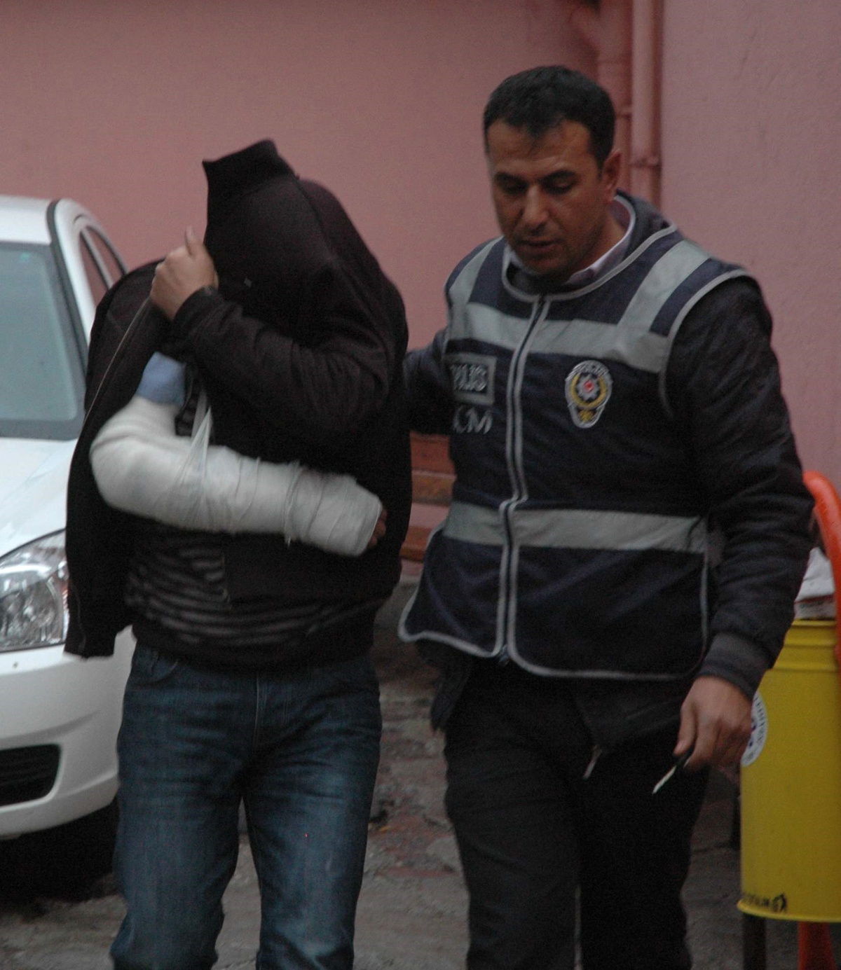83 Kilo Esrarla Kaçmak İsterken Kolunu Kırdı