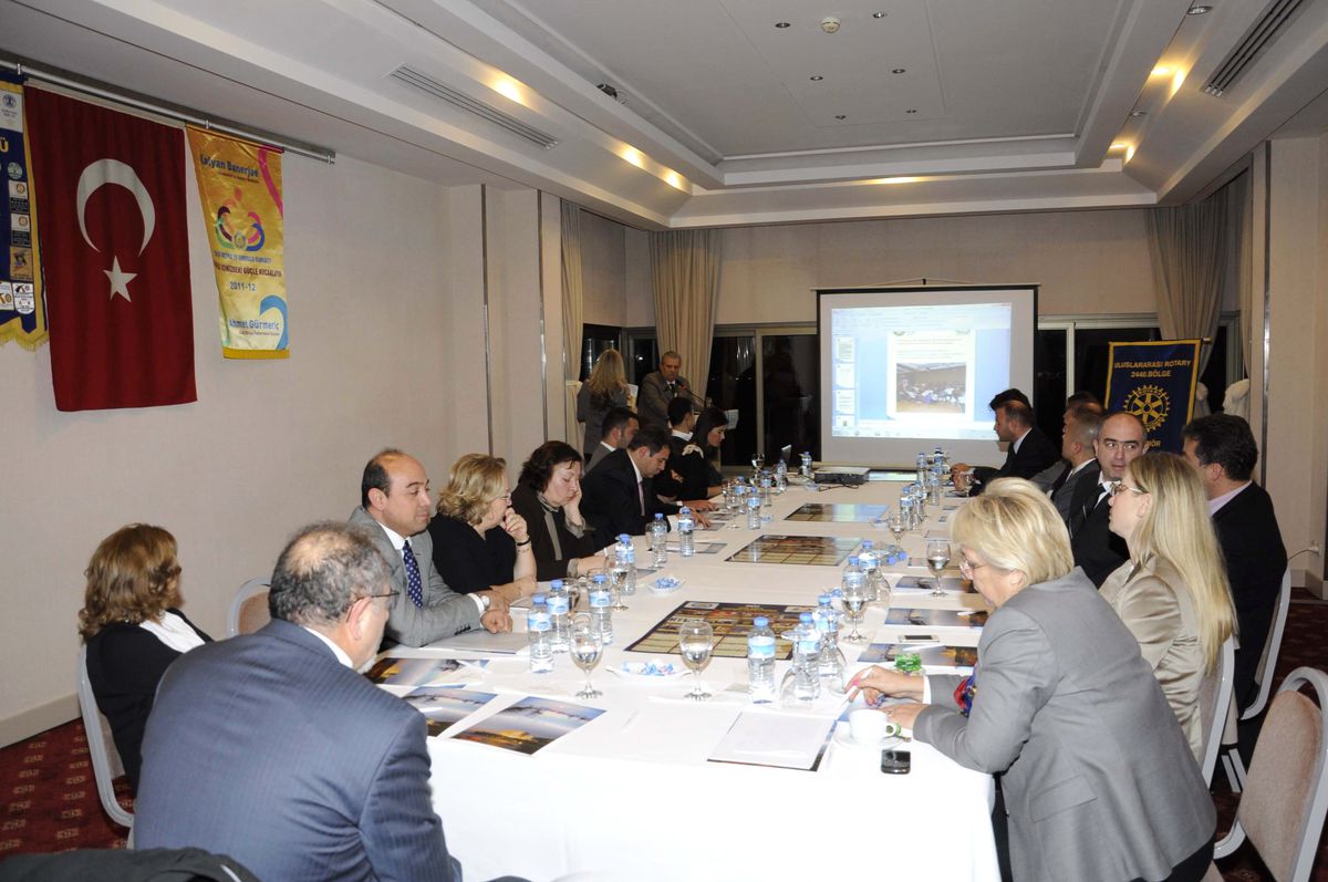 Adalı Rotaryenlerden İki Plaket