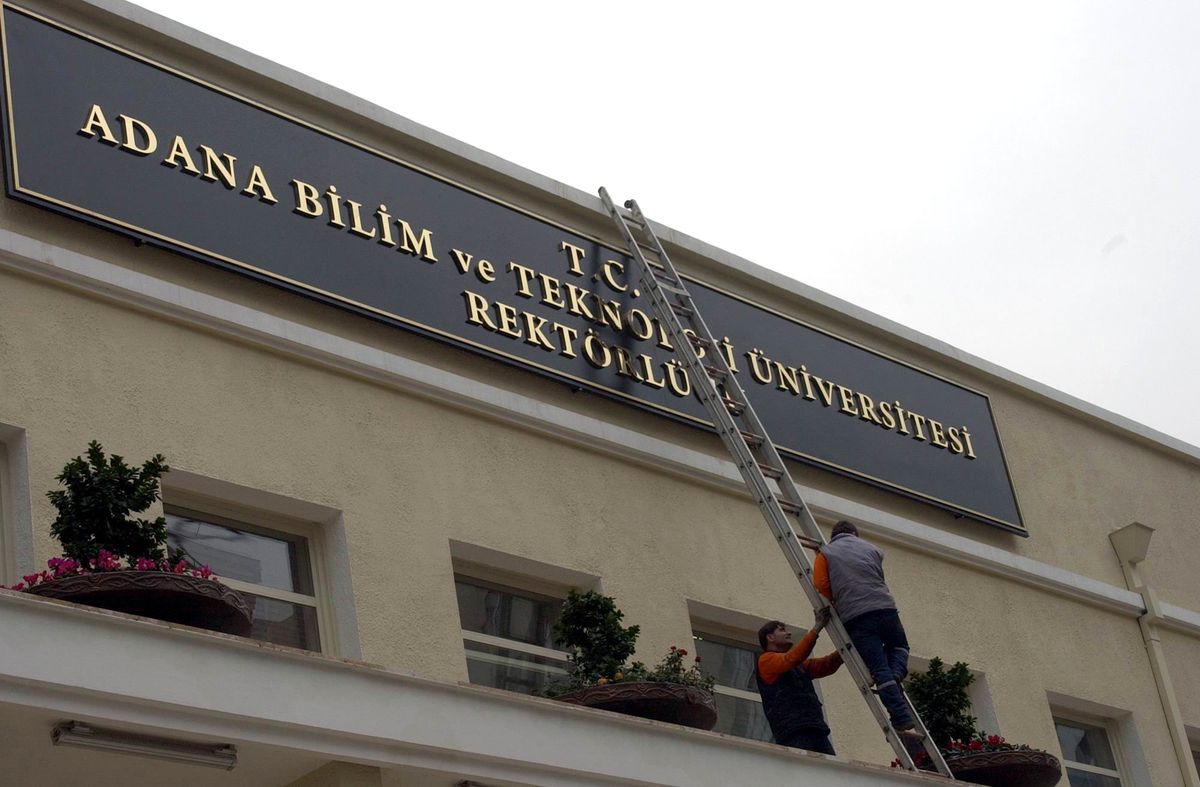 Adana Bilim ve Teknoloji Üniversitesi Rektörlüğü Tabelasını Astı