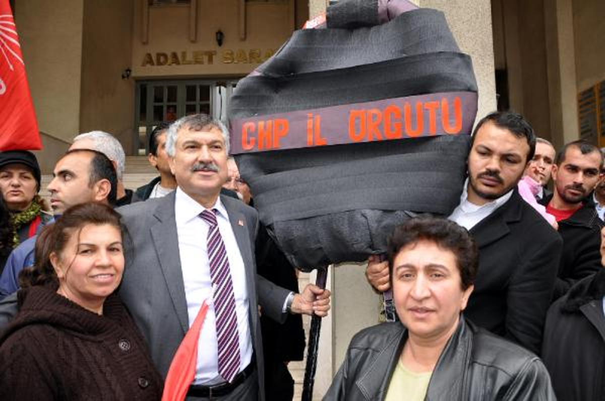 Adana\'da CHP\'liler, Adliyeye Silah Çelenk Bıraktı