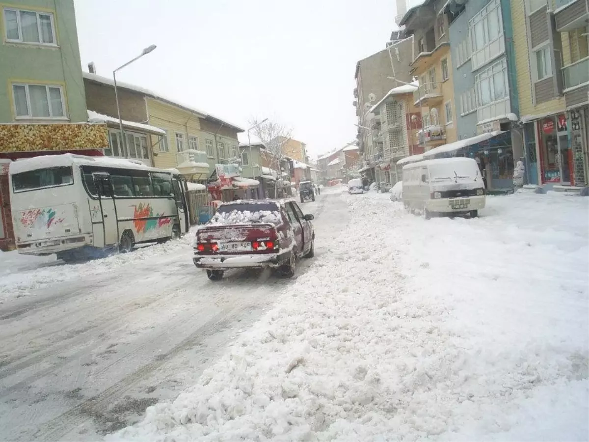 Altıntaş\'ta Yoğun Kar Yolları Kapattı