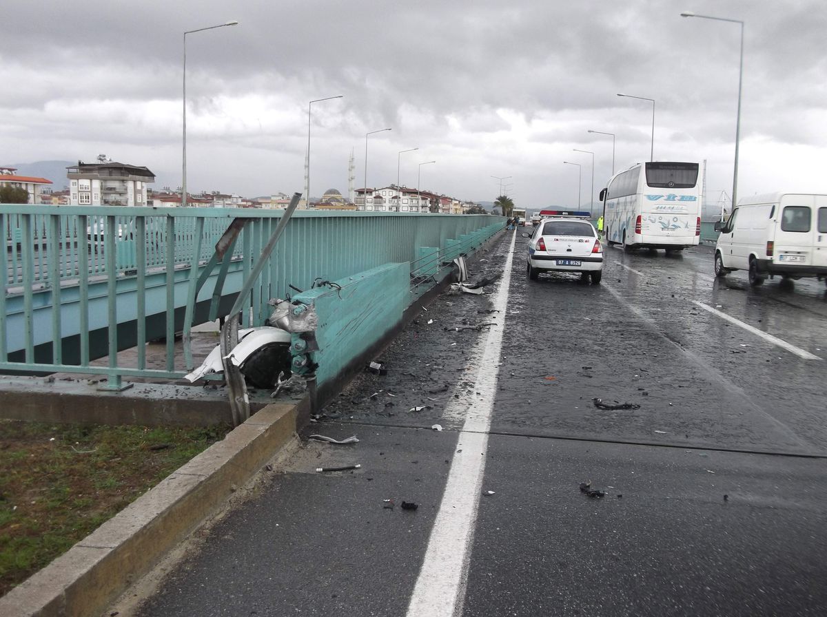 Antalya\'da Trafik Kazası: 5 Yaralı