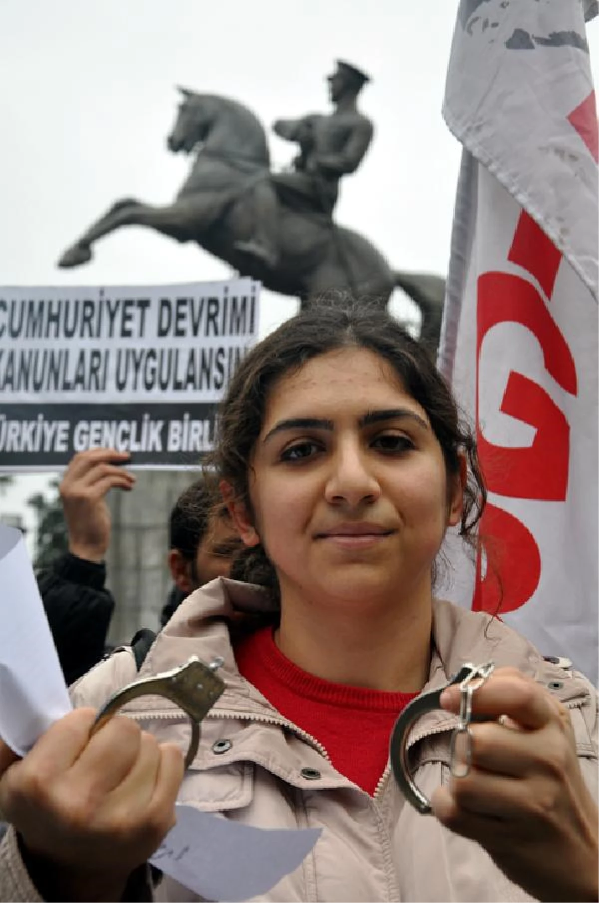 Başbuğ\'un Tutuklanmasına Kelepçeli Protesto